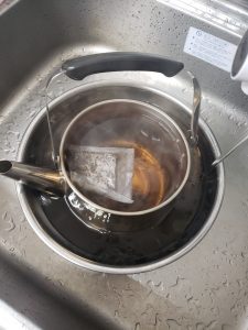 麦茶を冷やす